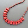 Collana girocollo corallo bambo tondo liscio con aulite forma dente e ottone argentato lavorato annodato