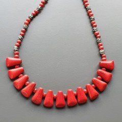 Collana girocollo corallo bambo tondo liscio con aulite forma dente e ottone argentato lavorato annodato Collana girocollo corallo bambo tondo liscio con aulite forma dente e ottone argentato lavorato annodato