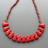 Collana girocollo corallo bambo tondo liscio con aulite forma dente e ottone argentato lavorato annodato