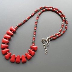 Collana girocollo corallo bambo tondo liscio con aulite forma dente e ottone argentato lavorato annodato Collana girocollo corallo bambo tondo liscio con aulite forma dente e ottone argentato lavorato annodato