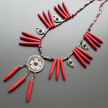 Collana girocollo aulite rosso dente e ottone argentato lavorato con ciondolo infilato