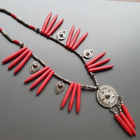 Collana girocollo aulite rosso dente e ottone argentato lavorato con ciondolo infilato