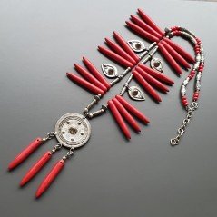 Collana girocollo aulite rosso dente e ottone argentato lavorato con ciondolo infilato Collana girocollo aulite rosso dente e ottone argentato lavorato con ciondolo infilato