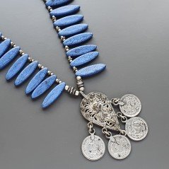 Collana girocollo aulite blu ovale allungate liscio con ottone argentato lavorato e ciondolo infilato