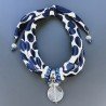 Collana foulard bianco disegnato blu multicolore con ciondolo di pietre dure miste