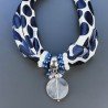 Collana foulard bianco disegnato blu multicolore con ciondolo di pietre dure miste