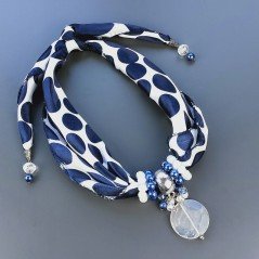 Collana foulard bianco disegnato blu multicolore con ciondolo di pietre dure miste
