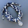 Collana foulard bianco disegnato blu multicolore con ciondolo di pietre dure miste