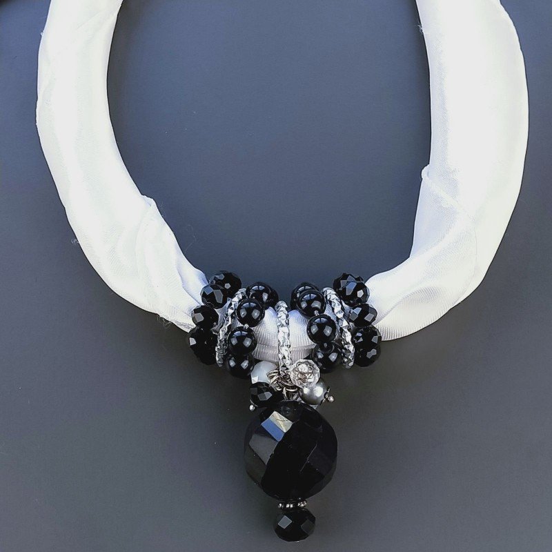 Collana foulard bianco con ciondolo di pietre dure miste