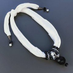 Collana foulard bianco con ciondolo di pietre dure miste