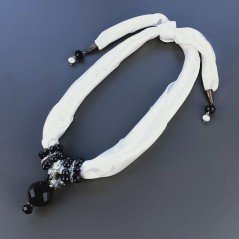 Collana foulard bianco con ciondolo di pietre dure miste