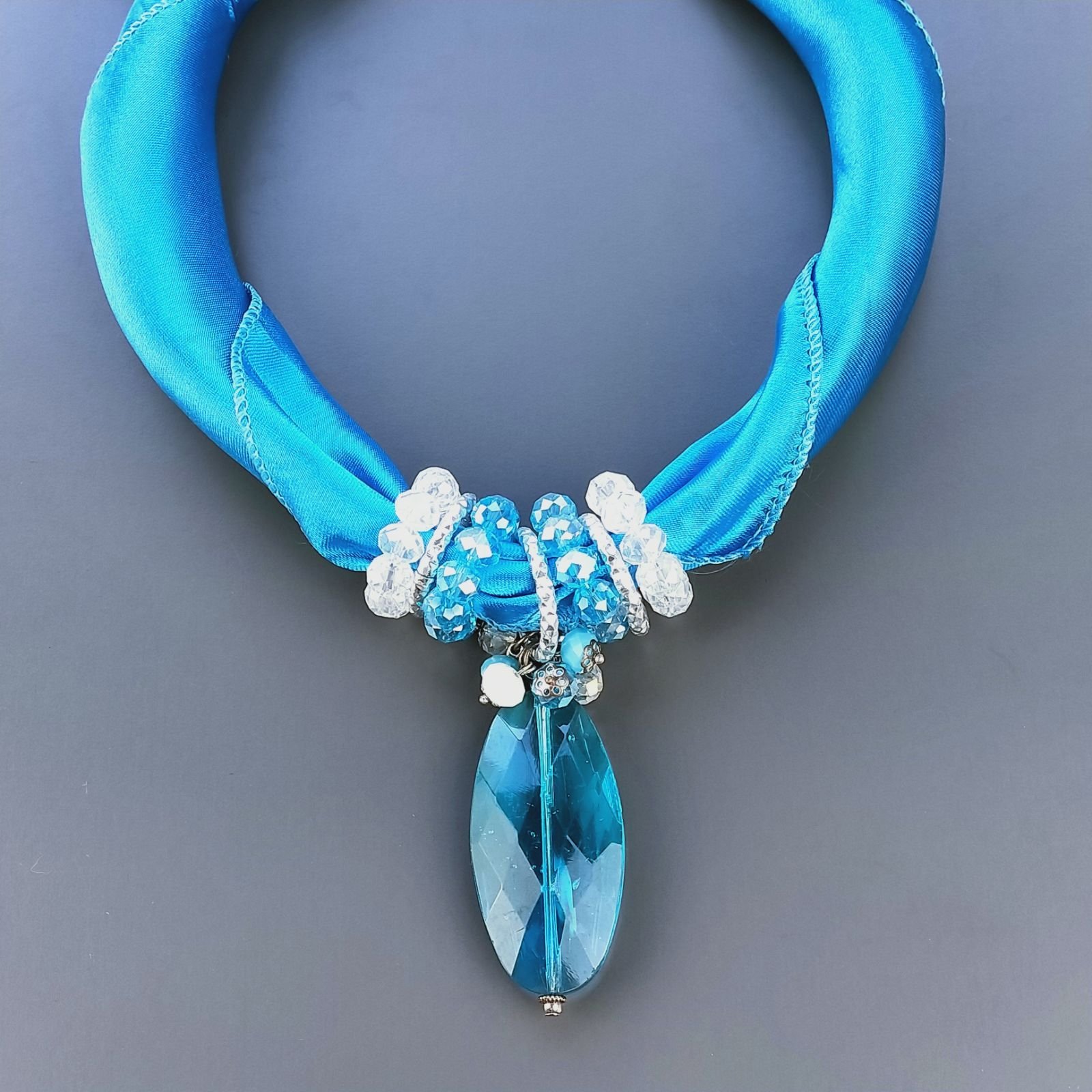 Collana foulard azzurro con ciondolo di pietre dure miste