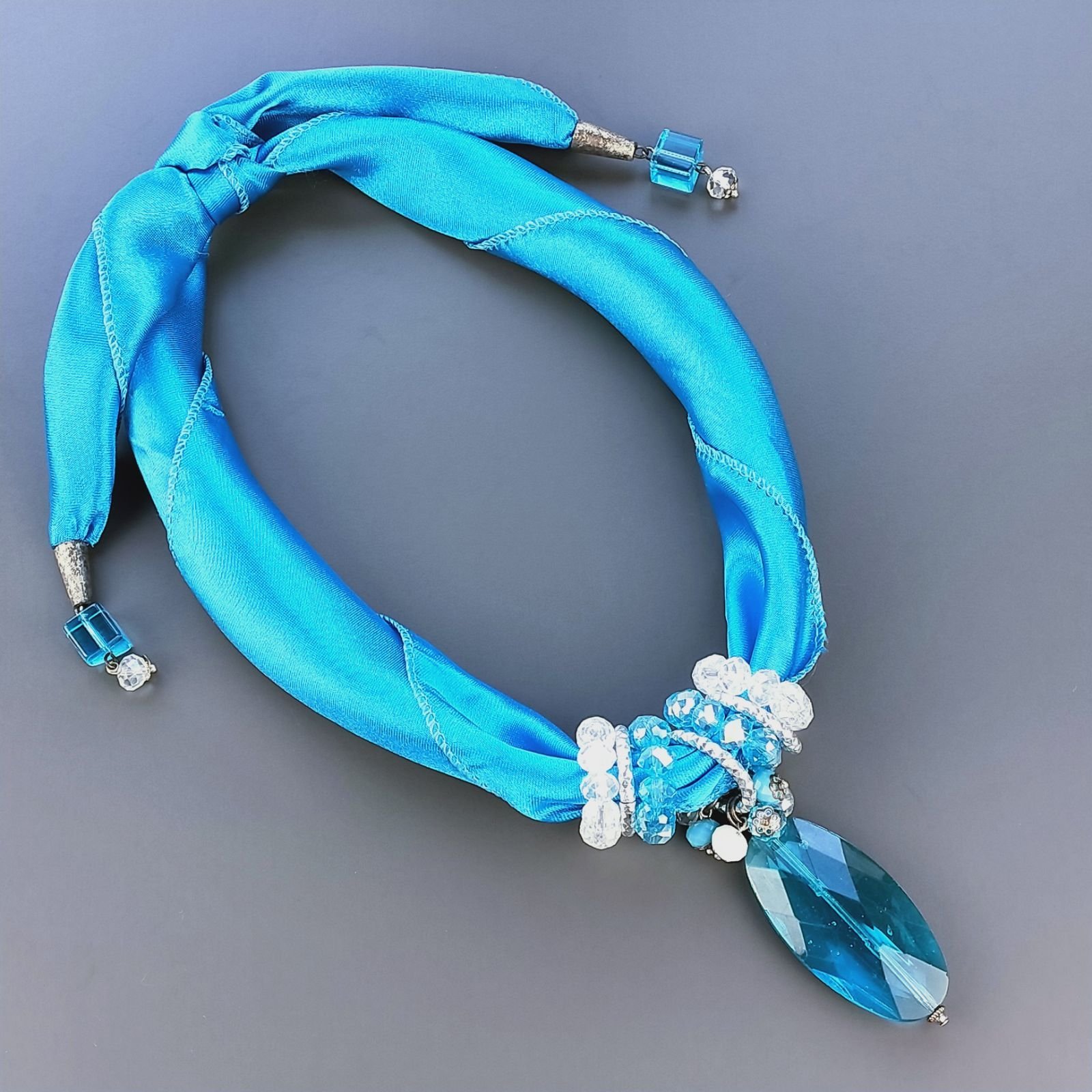 Collana foulard azzurro con ciondolo di pietre dure miste
