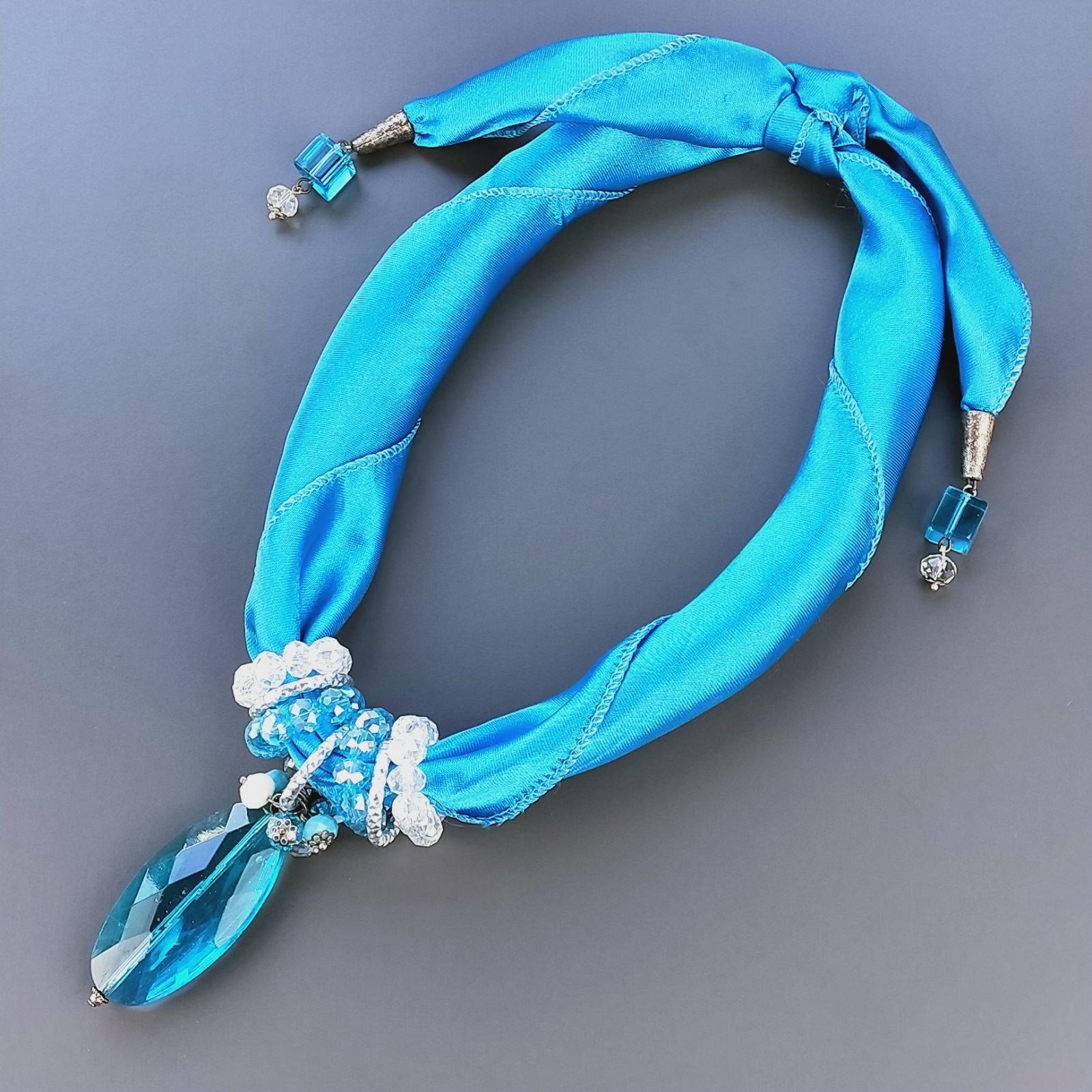 Collana foulard azzurro con ciondolo di pietre dure miste