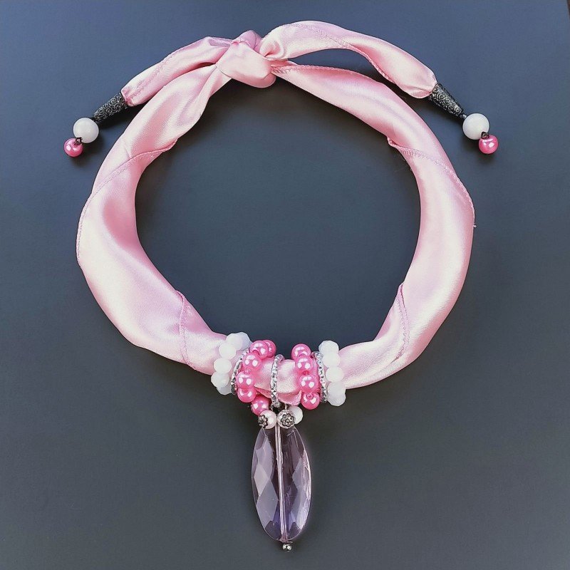 Collana foulard rosa con ciondolo di cristallo forme miste Collana foulard rosa con ciondolo di cristallo forme miste