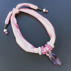 Collana foulard rosa con ciondolo di cristallo forme miste