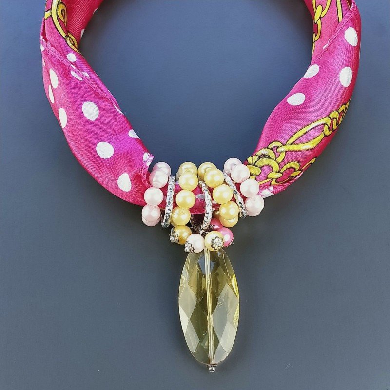 Collana foulard fucsia disegnato con ciondolo di pietre dure miste