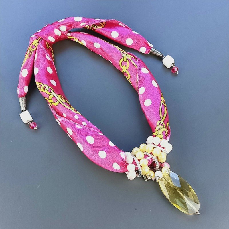 Collana foulard fucsia disegnato con ciondolo di pietre dure miste