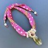 Collana foulard fucsia disegnato con ciondolo di pietre dure miste
