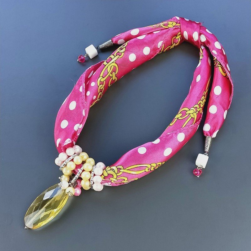 Collana foulard fucsia disegnato con ciondolo di pietre dure miste