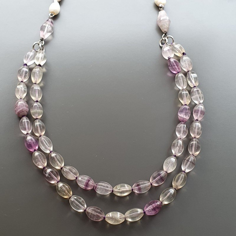 Collana florite forme miste con perle di fiume acqua dolce con centrale pietre dure miste e ottone annodato