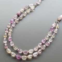 Collana florite forme miste con perle di fiume acqua dolce con centrale pietre dure miste e ottone annodato