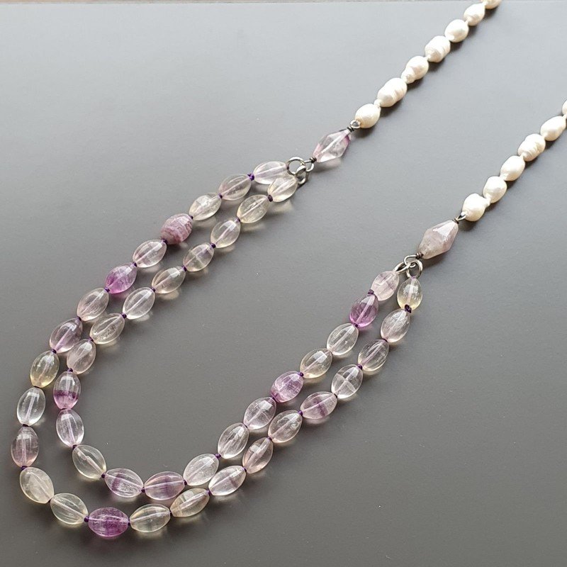 Collana florite forme miste con perle di fiume acqua dolce con centrale pietre dure miste e ottone annodato