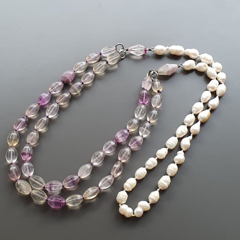 Collana florite forme miste con perle di fiume acqua dolce con centrale pietre dure miste e ottone annodato