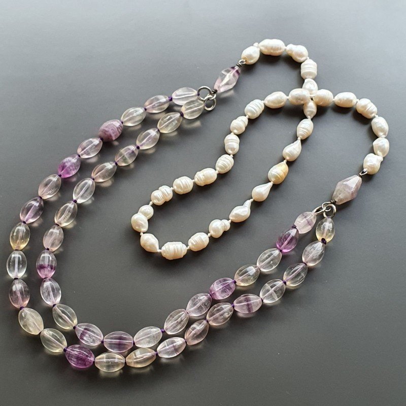 Collana florite forme miste con perle di fiume acqua dolce con centrale pietre dure miste e ottone annodato