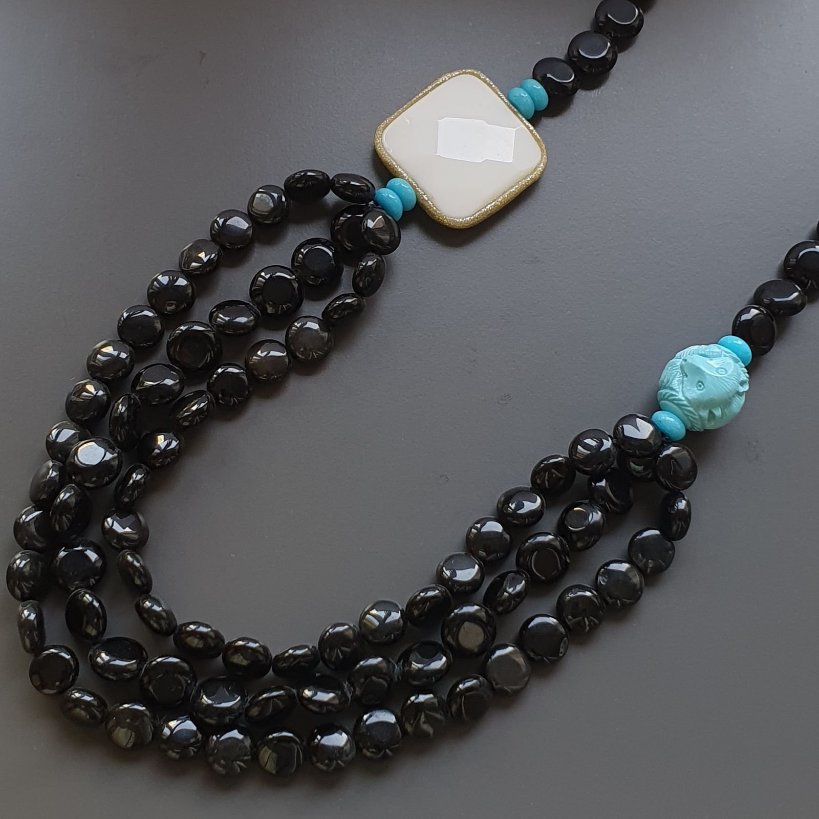 Collana Annodato di Agata Nera Forma Tondo Piatto 12mm con Resina Ambra Azurra e Centrale in Agata Bianca