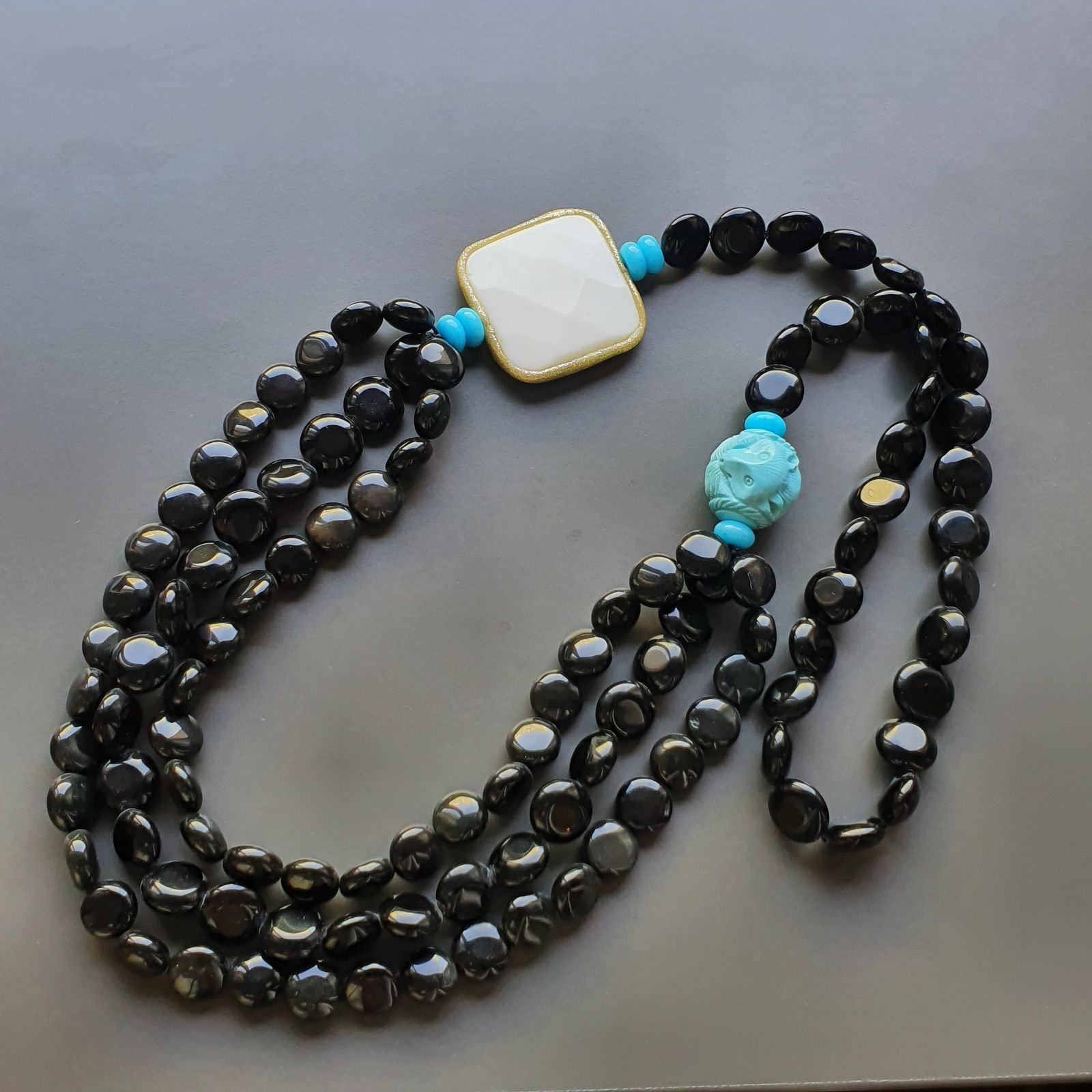 Collana Annodato di Agata Nera Forma Tondo Piatto 12mm con Resina Ambra Azurra e Centrale in Agata Bianca