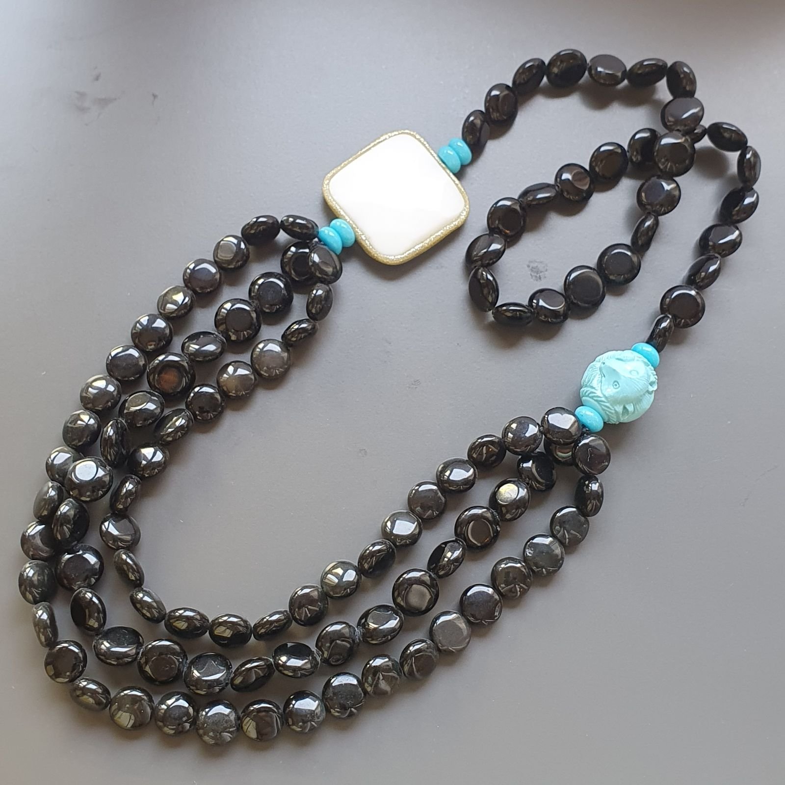 Collana Annodato di Agata Nera Forma Tondo Piatto 12mm con Resina Ambra Azurra e Centrale in Agata Bianca