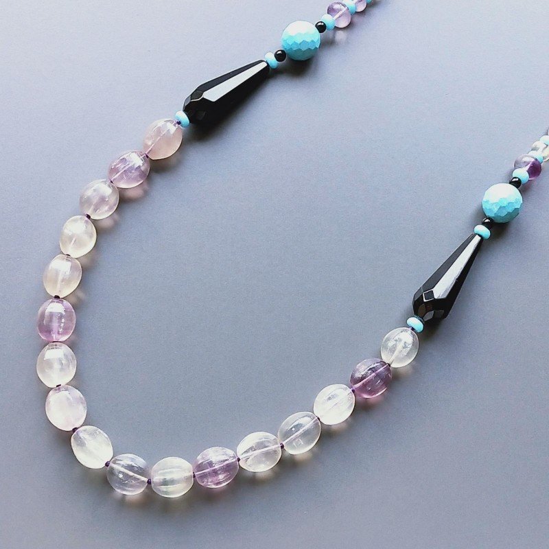 Collana florite ovale 6 facce e rondelle con pietre dure miste annodato Collana florite ovale 6 facce e rondelle con pietre dure miste annodato