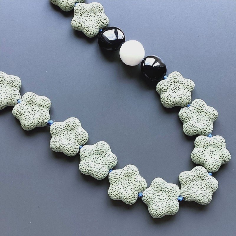 Collana pietra lavica verde 25mm con pietre mste annodato