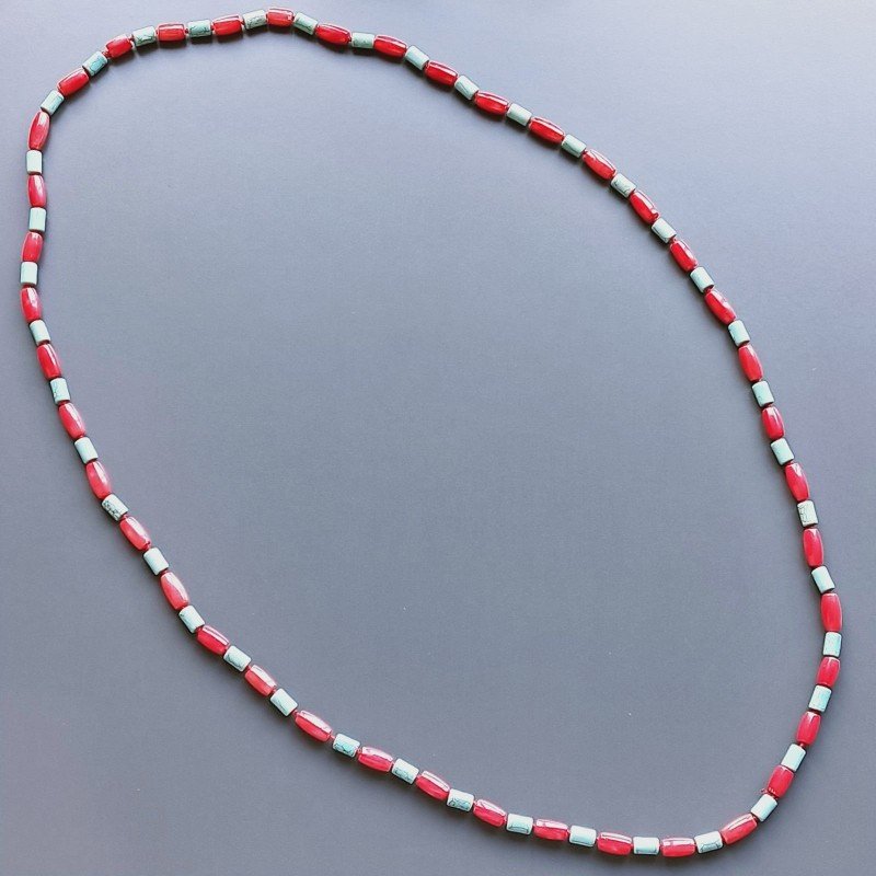 Collana pasta di turchese cilindro liscio 5x8 mm e coralllo bamboo cilindro liscio 5x10 mm annodato