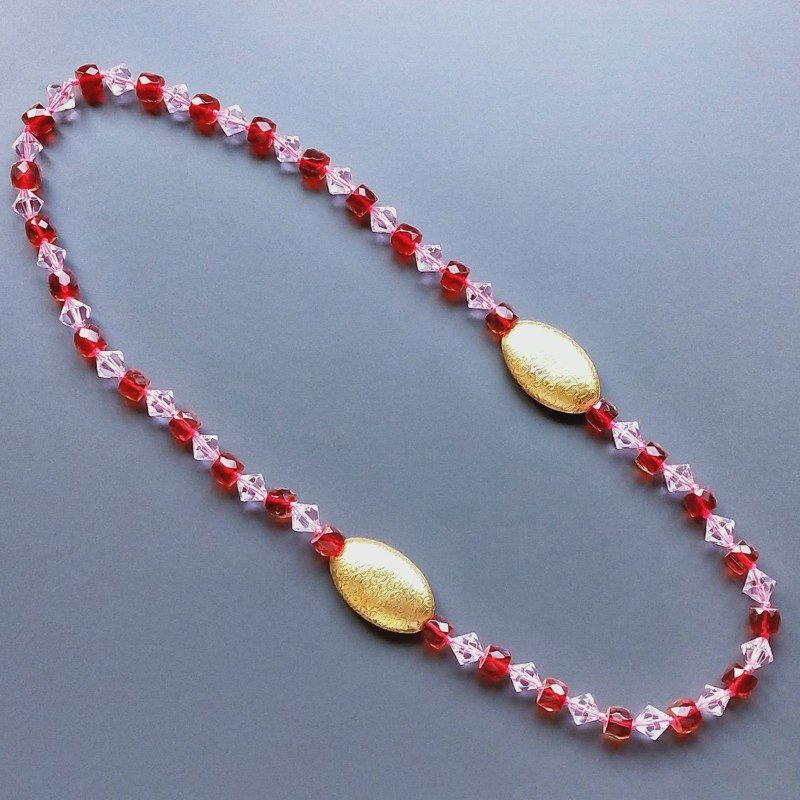 Collana cristallo rosa rombo sfac e cristallo rosso cilindro sfac con argento indiano dorato annodato