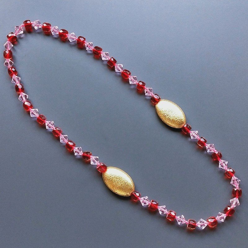 Collana cristallo rosa rombo sfac e cristallo rosso cilindro sfac con argento indiano dorato annodato