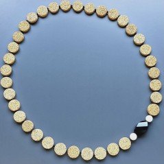 Collana pietra lavica gialla moneta 21 mm con centrale onice nera e agta bianca annodato