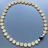 Collana pietra lavica gialla moneta 21 mm con centrale onice nera e agta bianca annodato