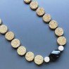 Collana pietra lavica gialla moneta 21 mm con centrale onice nera e agta bianca annodato
