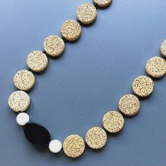 Collana pietra lavica gialla moneta 21 mm con centrale onice nera e agta bianca annodato