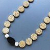 Collana pietra lavica gialla moneta 21 mm con centrale onice nera e agta bianca annodato