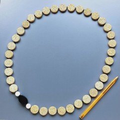 Collana pietra lavica gialla moneta 21 mm con centrale onice nera e agta bianca annodato