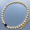 Collana pietra lavica gialla moneta 21 mm con centrale onice nera e agta bianca annodato