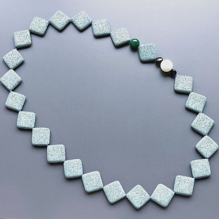 Collana pietra lavica quadrado foro diagonale 25mm con pietre miste annodato