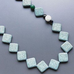Collana pietra lavica quadrado foro diagonale 25mm con pietre miste annodato