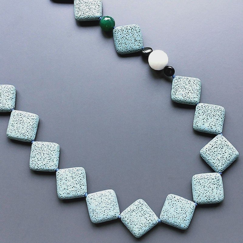 Collana pietra lavica quadrado foro diagonale 25mm con pietre miste annodato