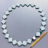 Collana pietra lavica quadrado foro diagonale 25mm con pietre miste annodato