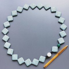 Collana pietra lavica quadrado foro diagonale 25mm con pietre miste annodato
