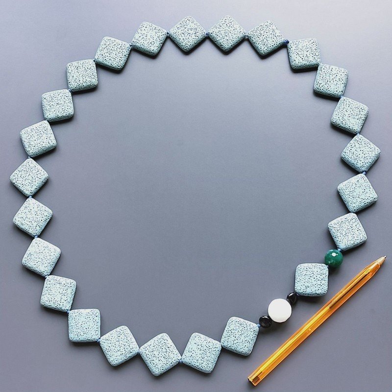 Collana pietra lavica quadrado foro diagonale 25mm con pietre miste annodato
